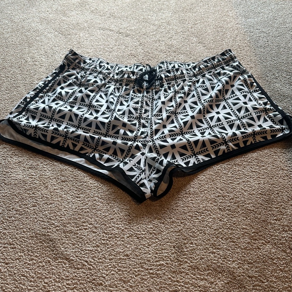 Venus 1X Black/White Geometric Multipurpose
Shorts